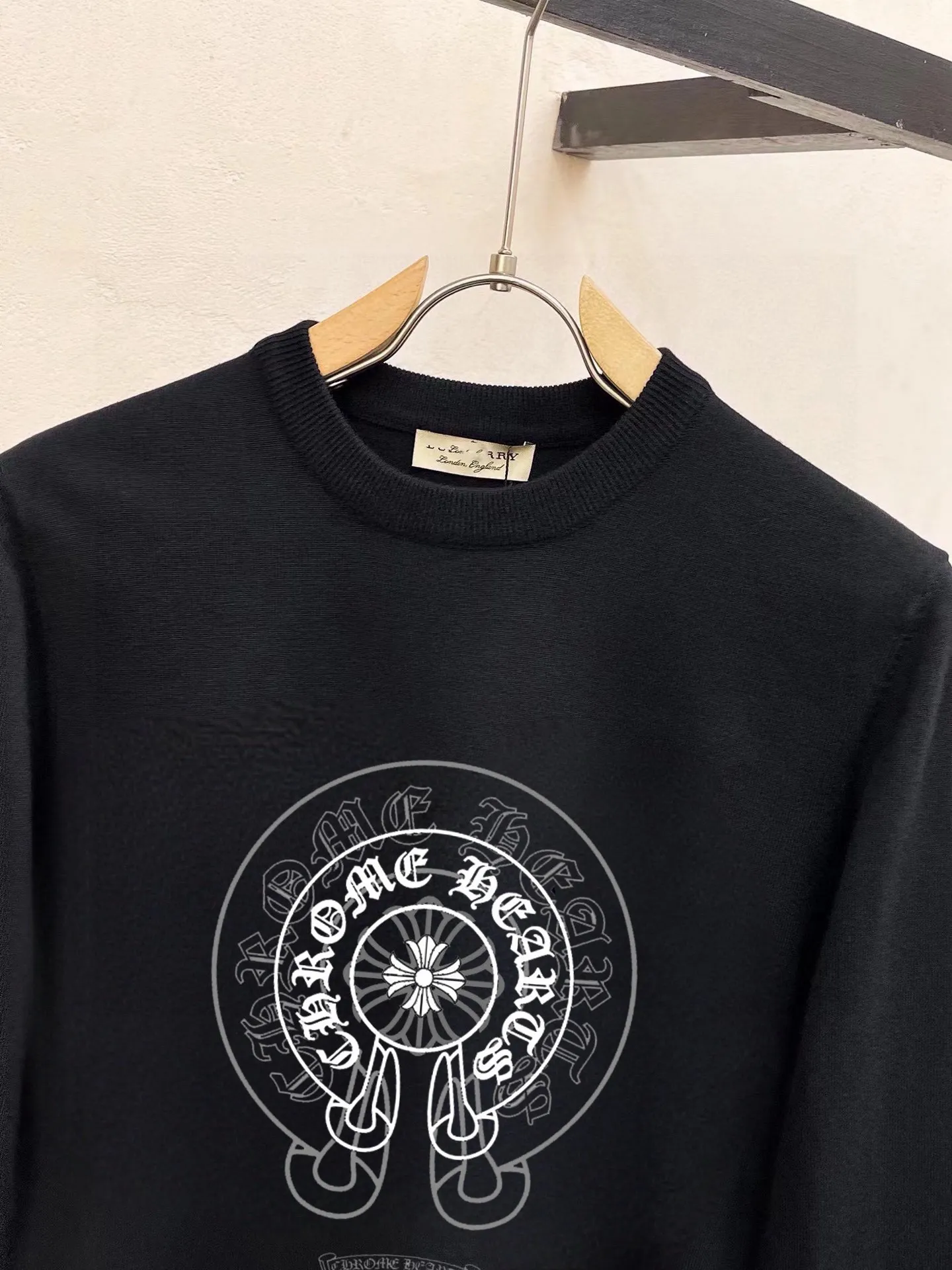 🅿️240 【ChampionHearts】Autumn and winter classic round neck pullover sweater, in full condition! ! ! Wool blended fabric, the latest model in 2025, golden ratio! ! Slim-fitting soft gold, versatile and practical item, the combination and practicality are extremely powerful, simple and elegant, and classy! To create your own style, it is highly recommended to buy it in two colors. The standard slim fit tailoring process is suitable for both young and old men. It is knitted from wool and will not cause any discomfort! While keeping warm, it is stylish, textured and wearable, and the classic logo with contrasting colors on the chest feels in place! ! Recommended for regular customers! ! Size M-3XL (maximum wear: 190 pounds)